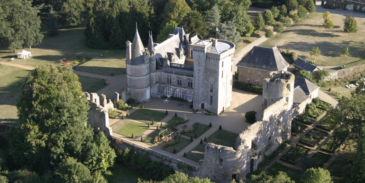 Chateau de La Flocelliere    /   Rădăcini și loc de veșnică odihnă a familiei  